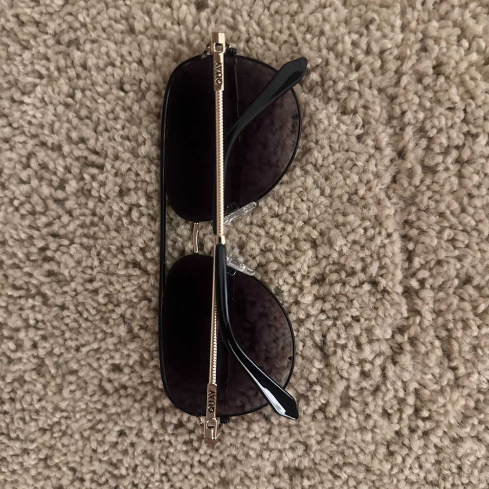 Quay Australia Sunglasses "High-Key Twist" black/smoke - Picture 5 of 5